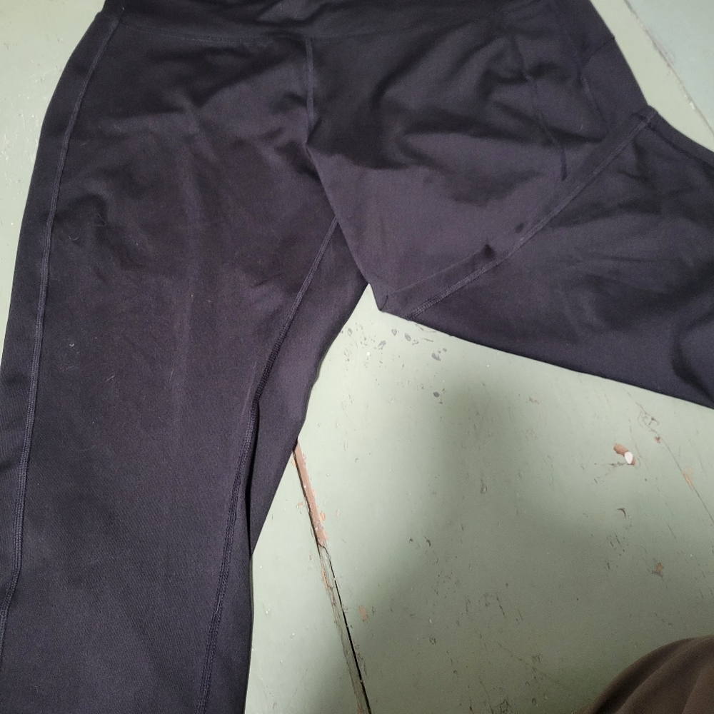 1 pair of Capri yoga pants, and 1 legging